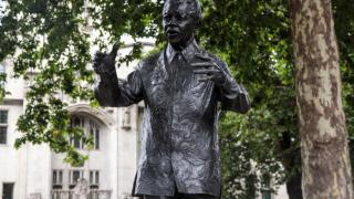 Южна Африка чества 100 години от рождението на Нелсън Мандела (СНИМКИ/ВИДЕО)