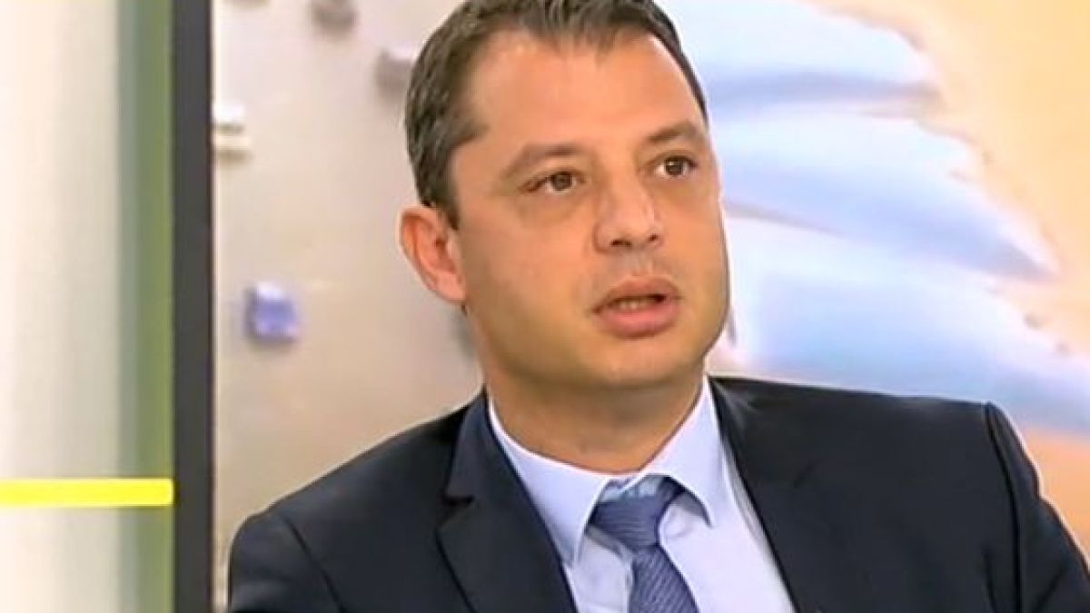 Делян Добрев снощи се заровил в Търговския регистър и открил още нещо за общия бизнес на Йончева и Цветан Василев