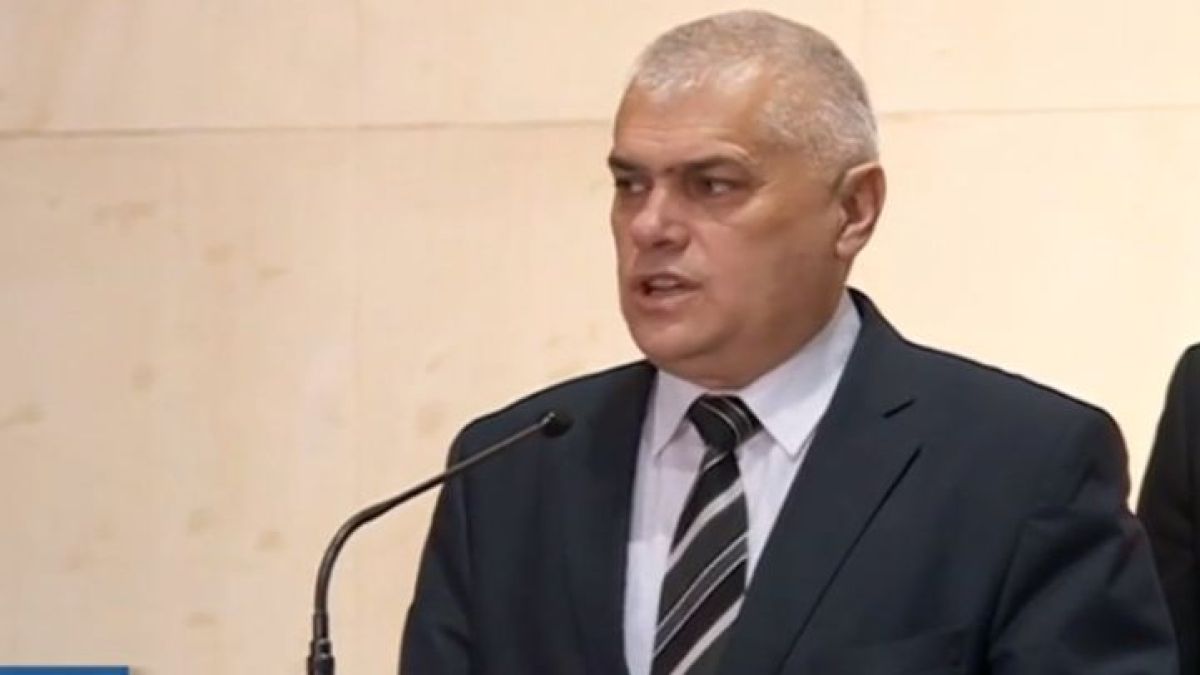 На извънреден брифинг Радев и Порожанов обясниха защо е спряна евтаназията на чумавото стадо на баба Дора