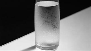 Специалисти обясниха какво се случва с тялото, ако пием по чаша вода преди лягане