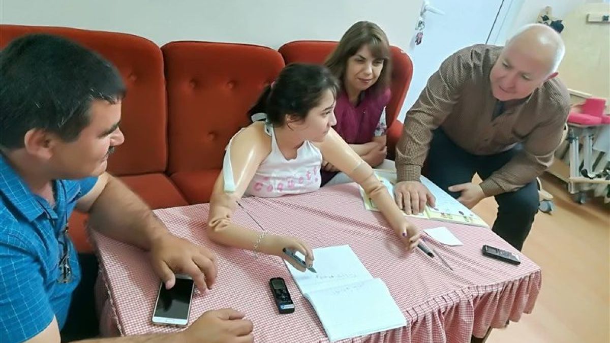 За първи път в България! Момиче, родено без ръце и крака, вече пише, рисува и ходи