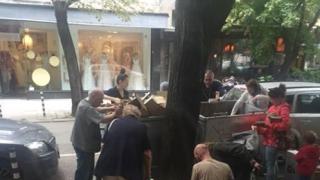 Само в БЛИЦ! Потресаваща гледка в центъра на София! Група столичани се втурнаха към контейнерите за смет и почнаха да ровят за...  (СНИМКА)