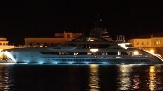 Невиждана гледка! Плаващ звяр за 820 000 000 евро акостира на остров Сирос (СНИМКИ/ВИДЕО)