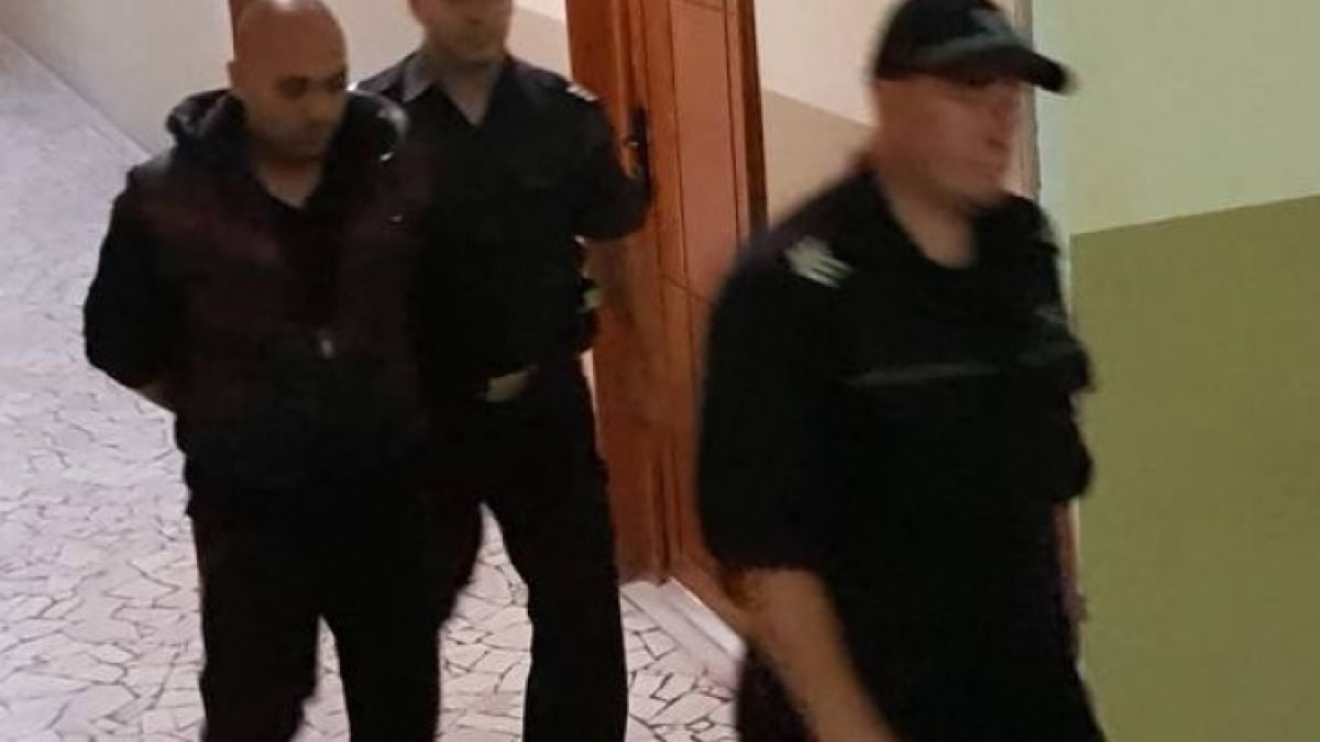Интернет развратникът Иван, пробвал се с 14-годишна, ще чака възмездието в ареста