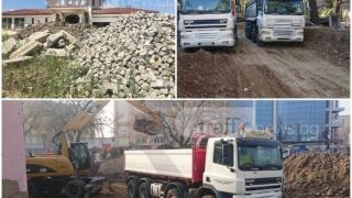 Фирма си взе тонове павета след ремонт и ги пусна за продажба (СНИМКИ)