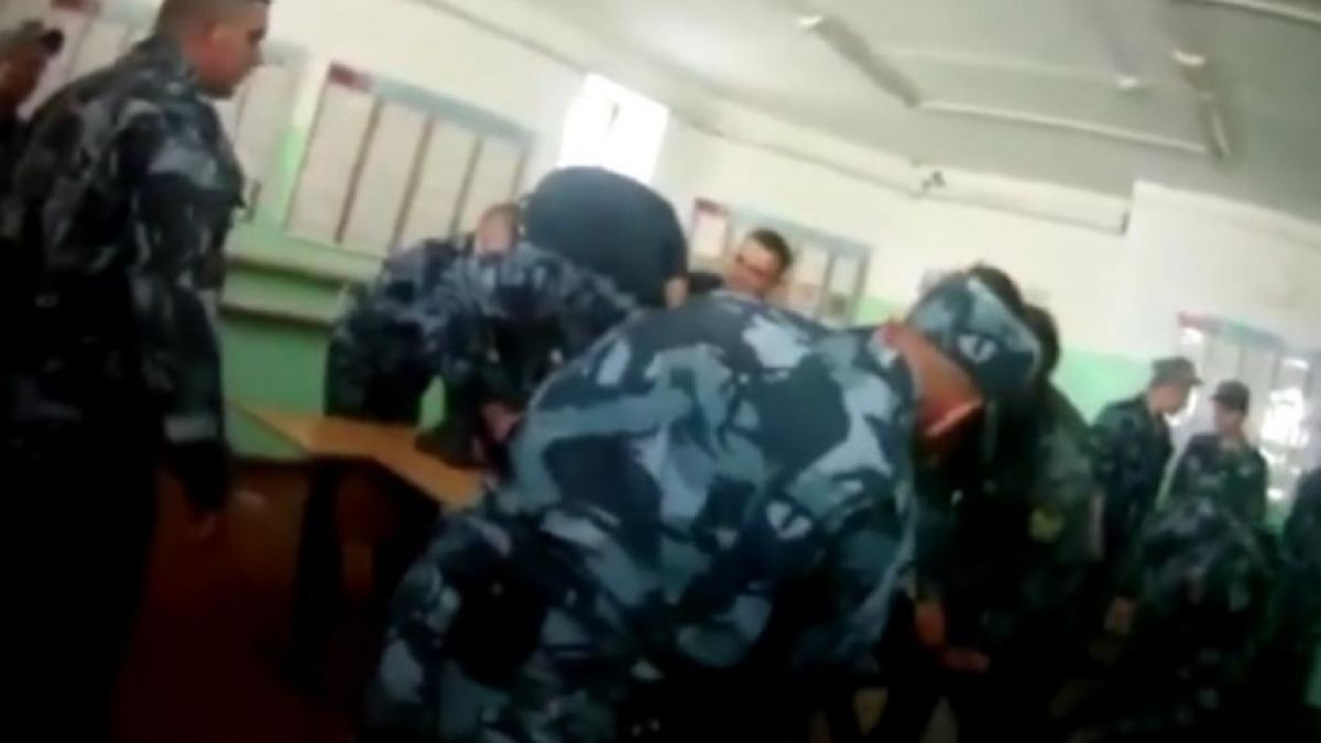 Невиждана бруталност в руски затвор: Когато пандизчията престава да крещи, го освестяват с вода и после боят продължава (ВИДЕО 18+)