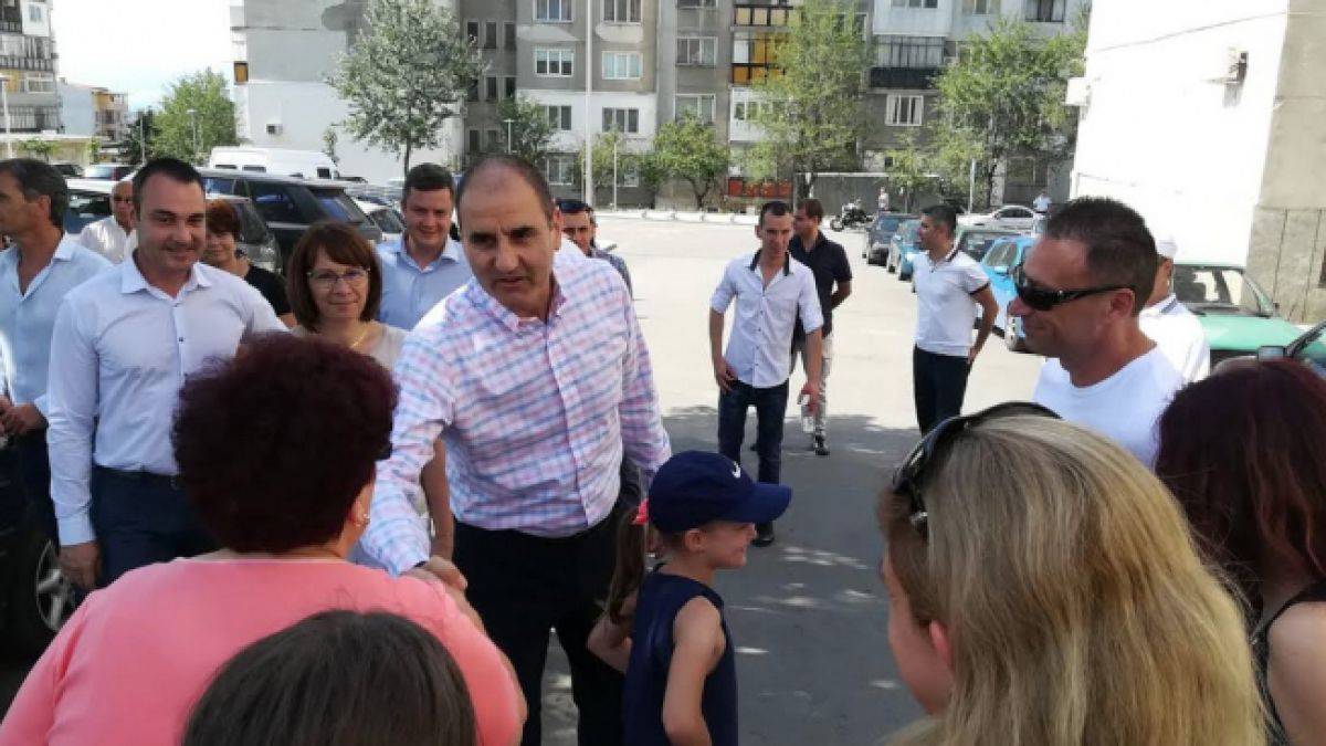 Цветанов откри обновени улици и междублокови пространства в Казанлък (СНИМКИ)