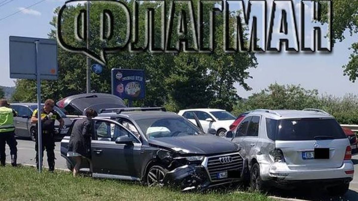 Зрелищен сблъсък между два луксозни джипа на бул. „Тодор Александров” в Бургас (СНИМКИ)