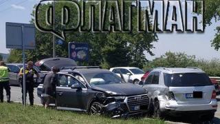 Зрелищен сблъсък между два луксозни джипа на бул. „Тодор Александров” в Бургас (СНИМКИ)
