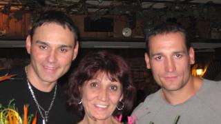 Тежка мъка се стовари върху Човека-глас! Краси Аврамов се сбогува с майка си в трогателно писмо (СНИМКИ)