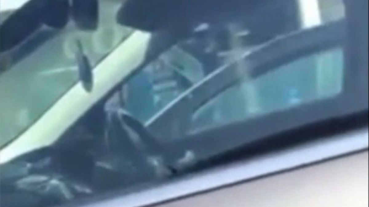 Адски пек: Дядо забрави бебе в кола на паркинг пред супермаркет (ВИДЕО) 