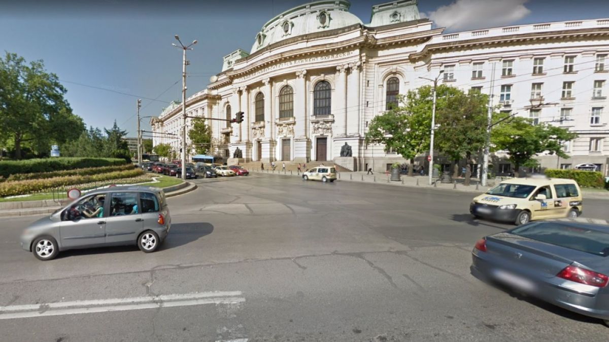Руса мадама събра погледите на пъпа на София! Облече червена рокличка и се качи върху… (СНИМКА)