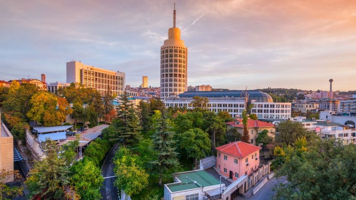 Извънредно: Взривове разтърсиха Анкара