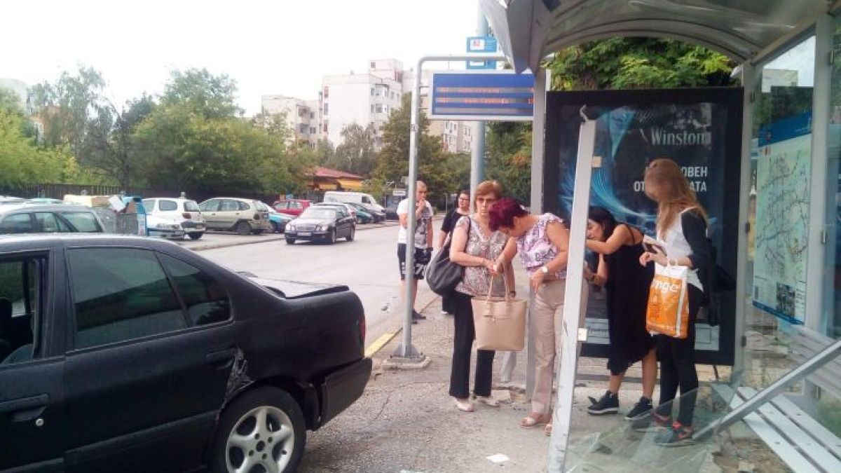 Ексклузивно в БЛИЦ! Нов ужас в Пловдив, млад тежкар се вряза в спирка (СНИМКИ)