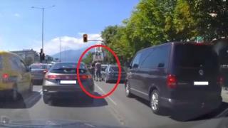Само в БЛИЦ! Брутално ВИДЕО – шофьори се млатят насред голямо задръстване в София (СНИМКИ)
