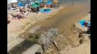 Летовниците пак прецакани: Заради лакомията на концесионерите само два чадъра в свободната зона на плаж в Несебър (СНИМКА)