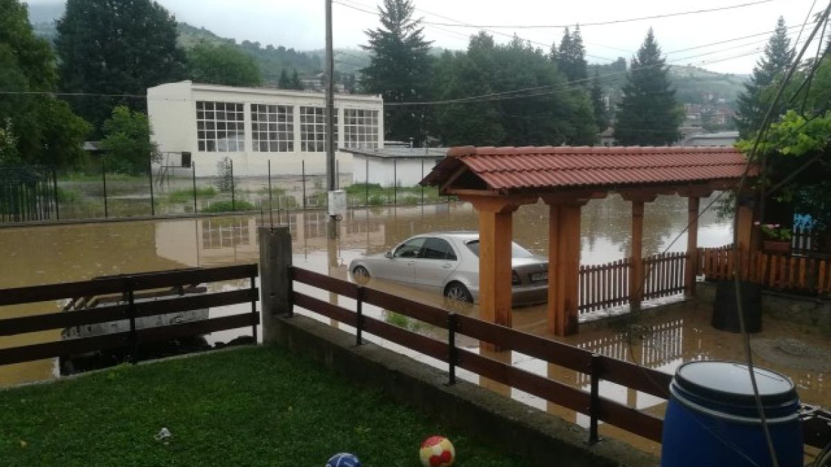 Тетевен потъна, водата се покачва с всяка минута, хората се придвижват с... кану (СНИМКИ)