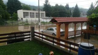 Тетевен потъна, водата се покачва с всяка минута, хората се придвижват с... кану (СНИМКИ)