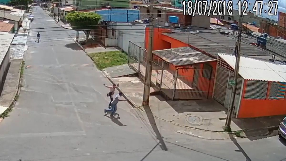 Студентка показа на грабител нещо, което го накара да побегне панически (ВИДЕО)