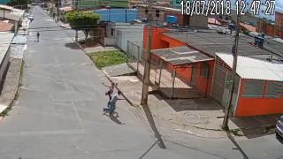 Студентка показа на грабител нещо, което го накара да побегне панически (ВИДЕО)