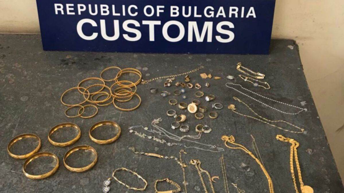 Митничари на Калотина отвориха чантите на чужденци и се стъписаха от видяното