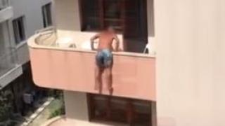 Пияни, надрусани и лигави британци подлудиха Бургас! Висят полуголи от терасата и... (ВИДЕО)