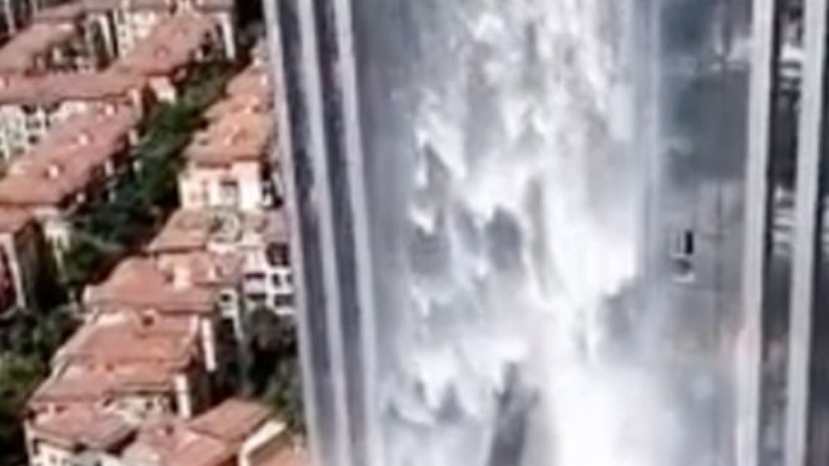 Зрелище: Водопад се спуска по фасадата на небостъргач от височина 108 метра (ВИДЕО/СНИМКИ)