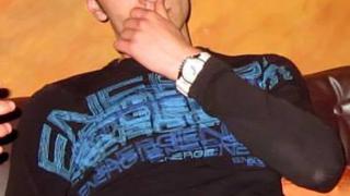 Бургаското барманче Дейвид счупи глупомера! Отиде във Второ РУ-Бургас с чутовна идиотия в джоба си (СНИМКИ)
