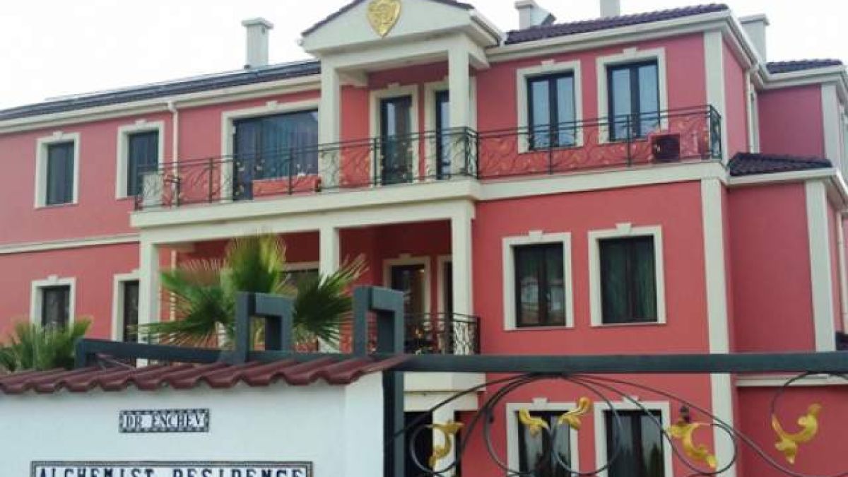 Разбиха камерата на скандалния д-р Енчев в Белащица!