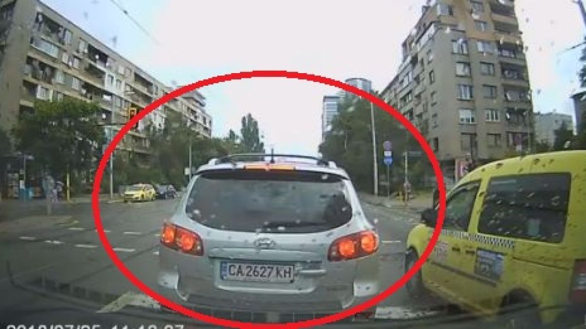 Само в БЛИЦ! Това ли е най-безумно наглият шофьор, който шпори по софийските улици (СНИМКИ/ВИДЕО)