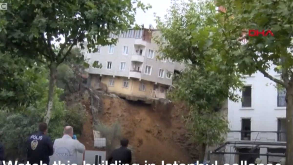 Силата на природата! Къща се срути като пясъчен замък след поройните дъждове (ВИДЕО)