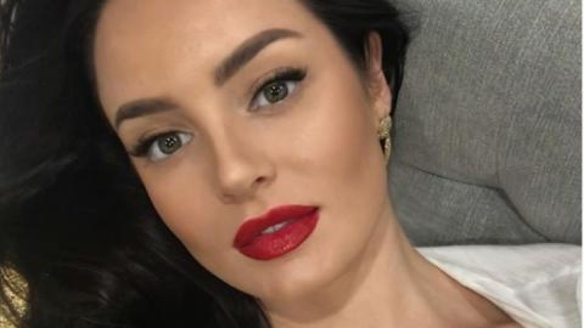 Секси блогърката Клоуи показа СНИМКИ с нов тоалет, но стана голям гаф
