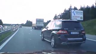 "Убиец на пътя" с луксозен джип "Мерцедес" разгневи мрежата (СНИМКА)
