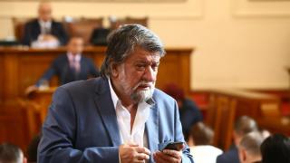 Рашидов нахока Нинова, че си прави пиар с мъката на хората като парламентарна манекенка, БСП поиска прогонването на Караянчева от НС