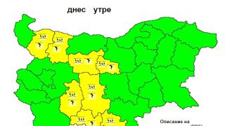 Внимание! Кодове за опасно време в петък за 8 области!