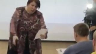 Супер енергична диригентка на хор от футболни запалянковци изуми мрежата