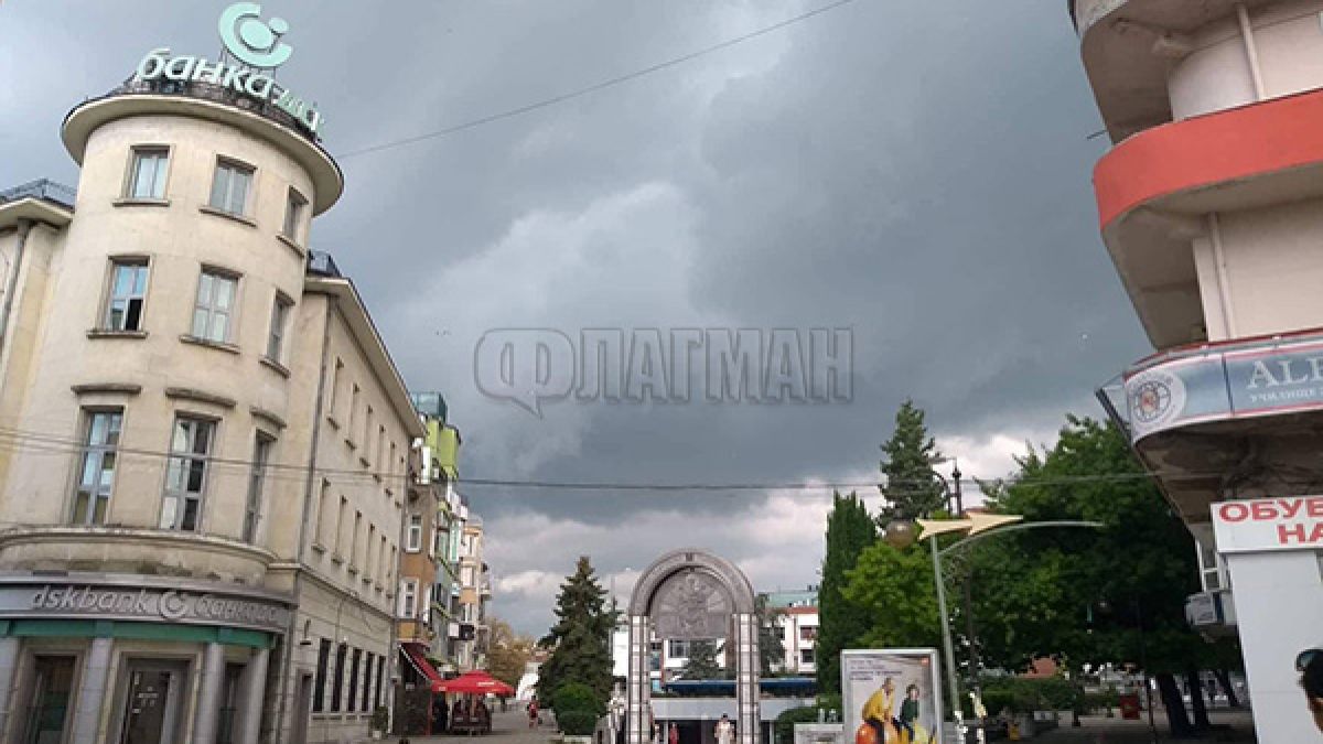 Над Бургас почерня, градът се готви за потоп! (СНИМКА)