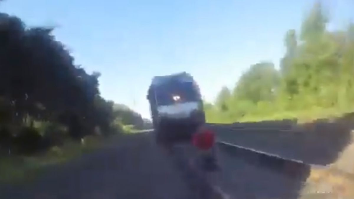 Уникално екшън ВИДЕО: Младеж заспива на жп релси, а полицай... 