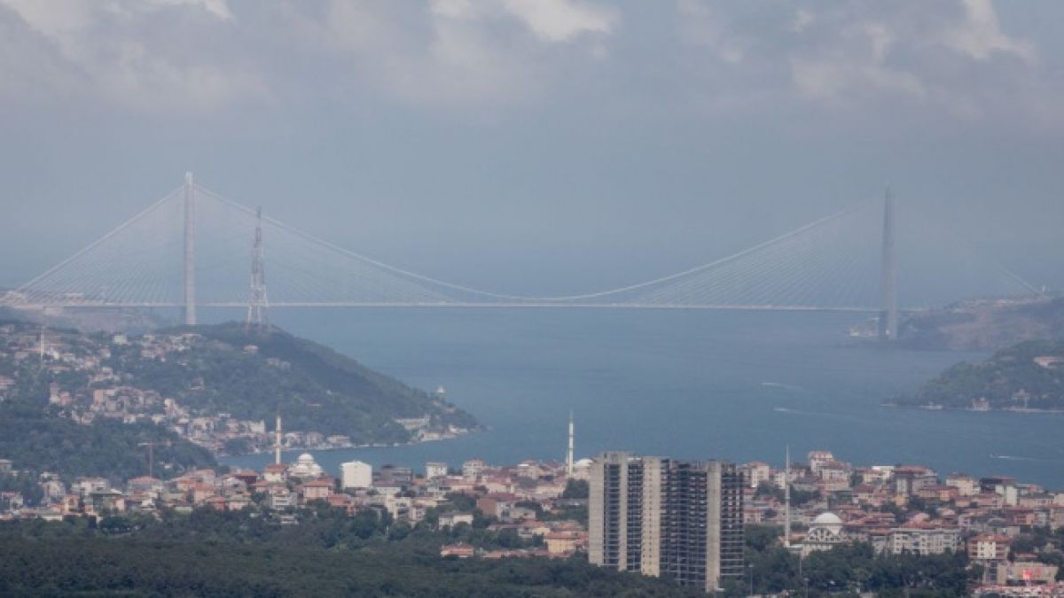 Затвориха Босфора в двете посоки след авария на гръцки кораб-цистерна