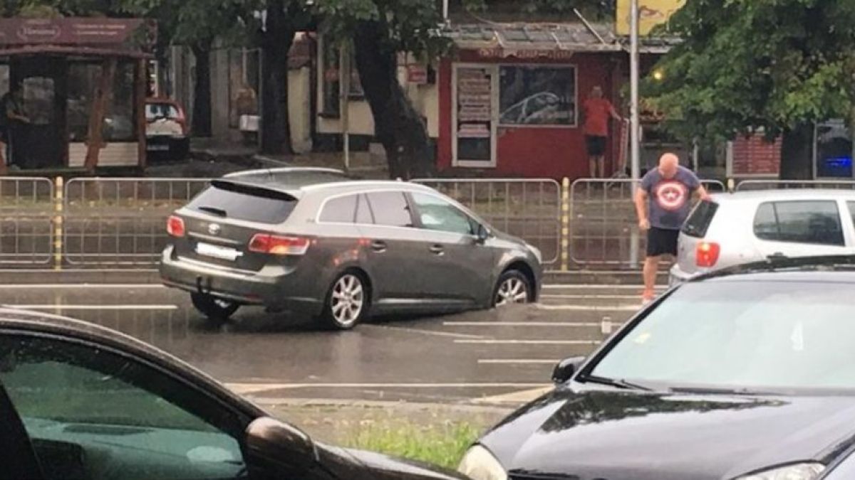 Земята налапа автомобил във Варна (СНИМКА)
