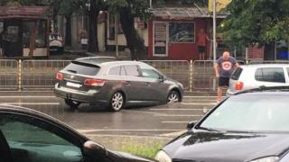 Земята налапа автомобил във Варна (СНИМКА)