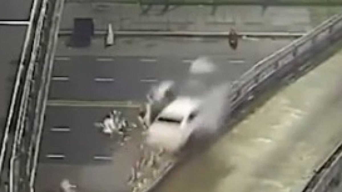 Такъв зрелищен инцидент се вижда рядко! Кола изхвърча от пътя подобно на коркова тапа (ВИДЕО)