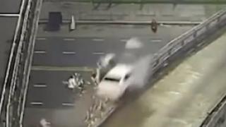 Такъв зрелищен инцидент се вижда рядко! Кола изхвърча от пътя подобно на коркова тапа (ВИДЕО)