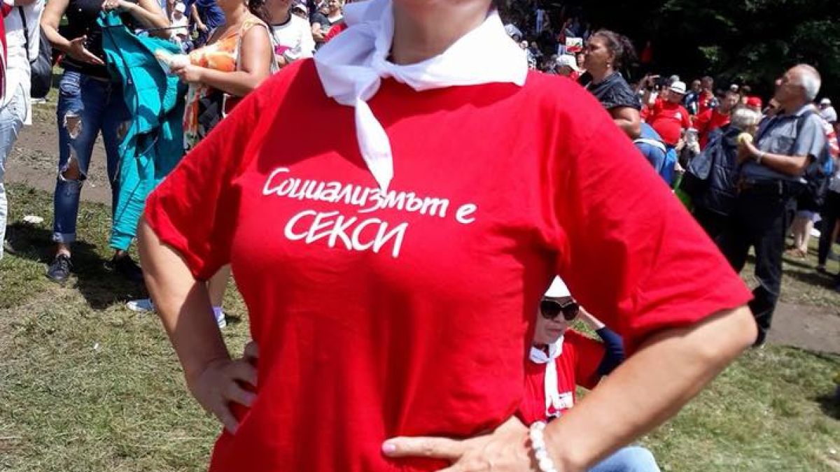 Това ли е най-секси социалистката на Бузлуджа? Всички ахкат по съблазнителните ѝ форми и се питат коя е (СНИМКИ)