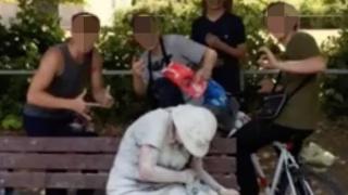 Тийнейджъри жестоко унижиха жена инвалид заради популярност във Фейсбук (СНИМКИ)