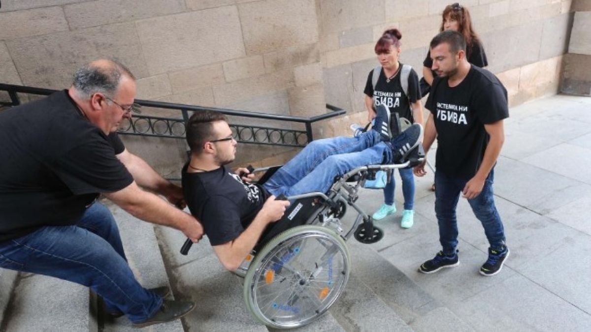 Родители закараха сина си с увреждания в приемната на Борисов, оставиха го на грижите на премиера за ден (СНИМКИ)