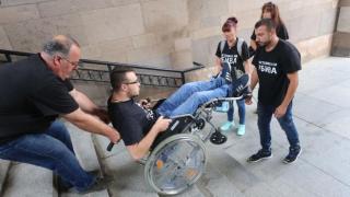 Родители закараха сина си с увреждания в приемната на Борисов, оставиха го на грижите на премиера за ден (СНИМКИ)