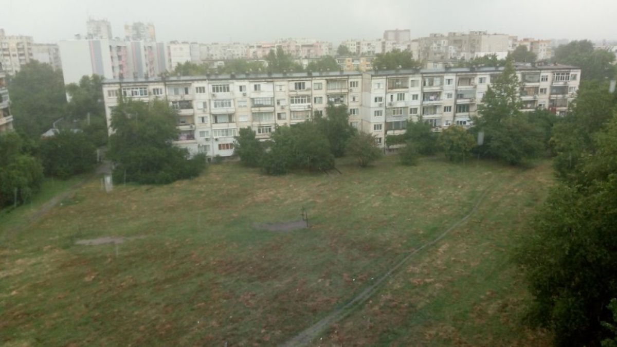 Извънредно в БЛИЦ! Порой с гръмотевици се вихри в момента в Пловдив (СНИМКА)
