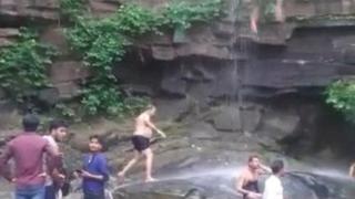 Турист оцеля след 15-метрово падане заради ефектна снимка (ВИДЕО)