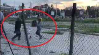 Само в БЛИЦ! Мъже се млатиха с брадви и саби в центъра на София (СНИМКИ/ВИДЕО)